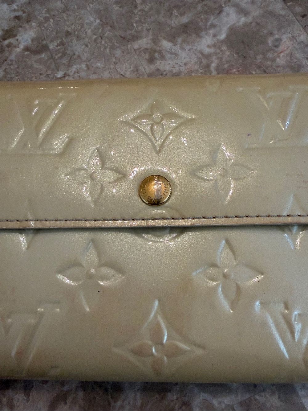 Louis Vuitton Shiny Cream Vernis Monogram Wallet with Gold Button - Picture 5 of 17